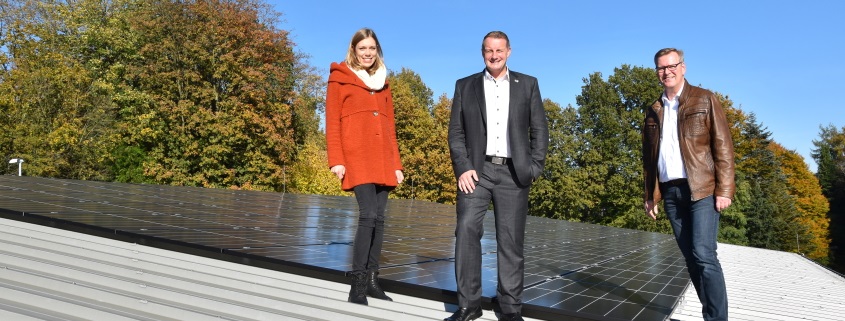 Bürgermeister Streit, Klimaschutzmanagerin Vera Nieratschker und Stefan Otto von den Stadtwerken Lengerich vor der neu errichteten Photovoltaik-Anlage